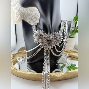 Vintage-Inspired Layered Sunflower Choker Necklace – Statement Piece